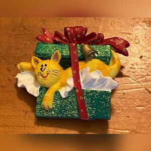 Christmas Cat In Gift Box Brooch Pin Green Glitter Present Holiday Jewelry 1.75”